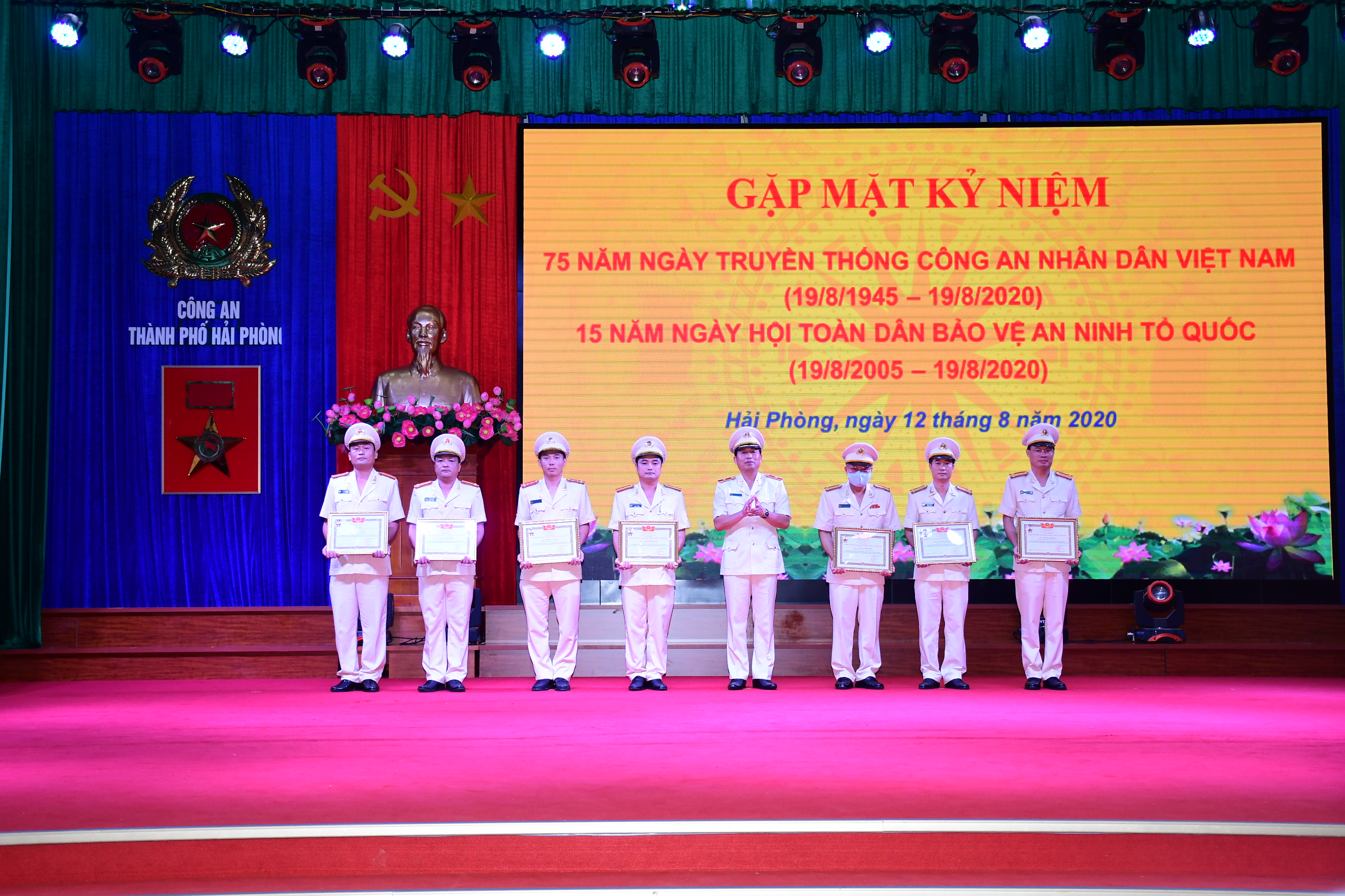 Thiếu tướng Vũ Thanh Chương, Giám đốc CATP trao Danh hiệu CSTĐ toàn ngành tặng 7 cá nhân 